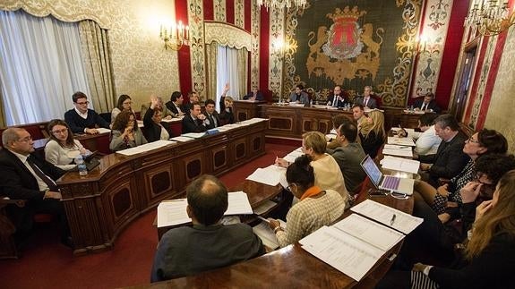 Echávarri al PP: «El cajón ahora es nuestro pero las facturas que hay dentro son suyas»