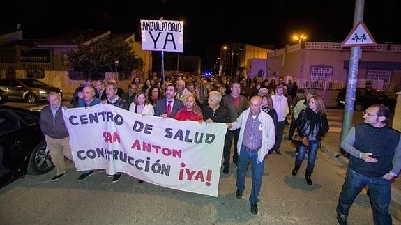 Protesta contra la paralización de las obras del centro sanitario de San Antón