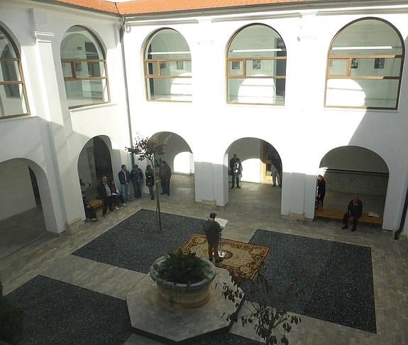 Don Quijote cabalga en el claustro de San Juan de Dios