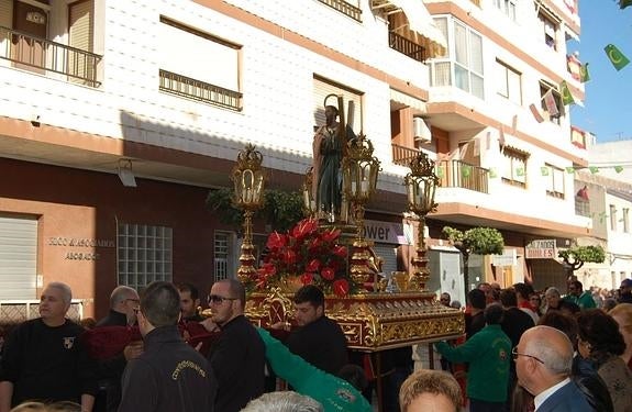 San Andrés sale en procesión a hombros de comparsistas de los Moros y Cristianos