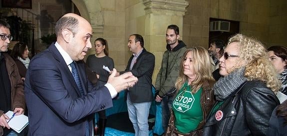 Stop Desahucios arranca al tripartito varios acuerdos tras acampar en el Ayuntamiento