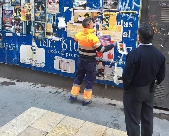 Echávarri defiende la libre expresión pero manda quitar los carteles críticos