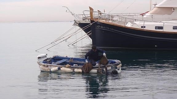 Encuentran un fardo de droga en el fondo del puerto de Villajoyosa