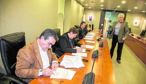 El PP cita a Narbona para que el foco de la desaladora no se limite a Valcárcel