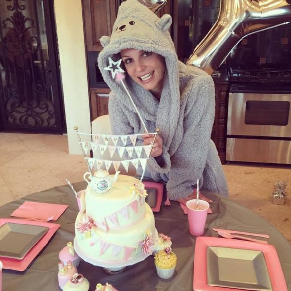 Miley Cyrus sorprende a Britney Spears por su cumpleaños