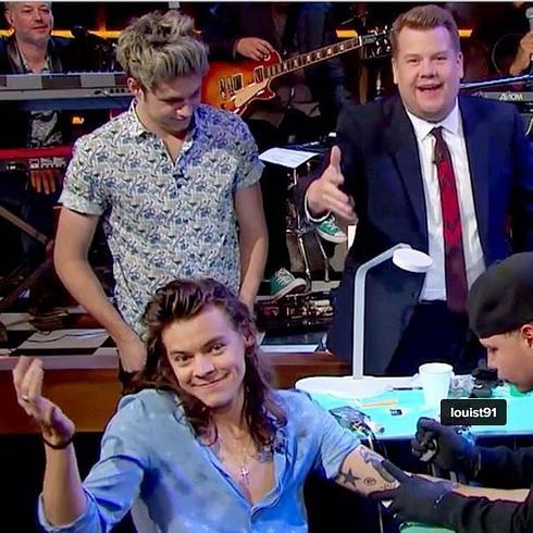 Harry Styles, de One Direction, se tatúa en directo tras perder un juego