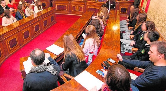 Moreno invita a los adolescentes a pedirle al alcalde que no haya toros