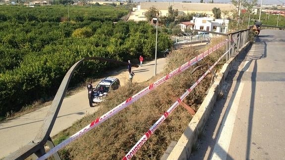 Una conductora se precipita desde 10 metros de altura tras caer por un puente