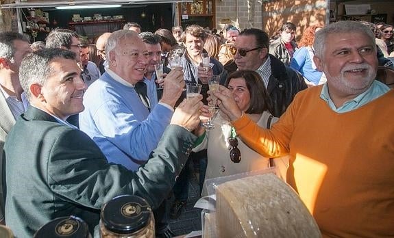 Margallo brinda en la Feria de Navidad de Xixona