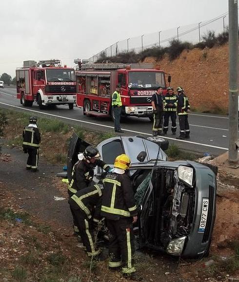 Dos heridos tras chocar su coche contra una farola en Javalí Nuevo