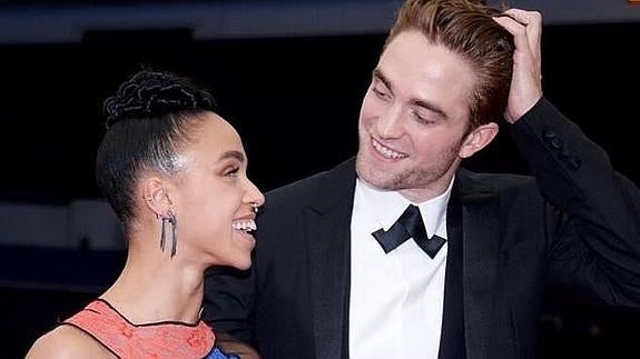 Robert Pattinson y FKA Twigs posponen su boda un año