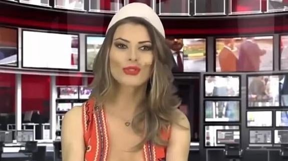 La TV albanesa muestra los escotes de sus presentadoras como paradigma de la «transparencia informativa»