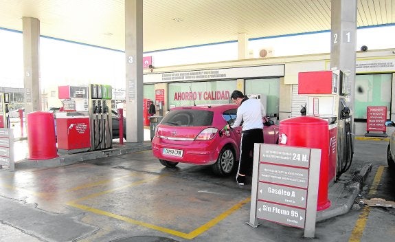 Las gasolineras amenazan con echar a 4.000 trabajadores si no se regulan las 'low cost'