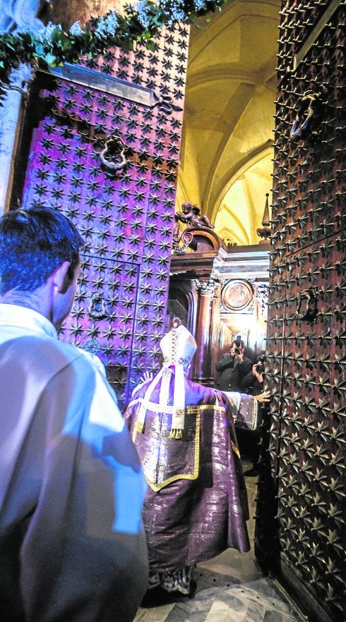 El obispo inicia el Año Jubilar de la Catedral con la apertura de las puertas