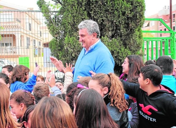 El exbaloncestista Romay visita el colegio Cervantes