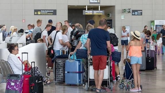 El aeropuerto de El Altet supera los 3,5 millones de pasajeros