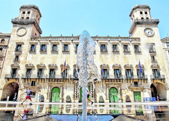 Cultura levanta el veto a la obra de la cubierta del Ayuntamiento, que durará hasta junio