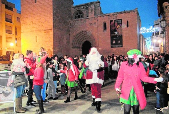 La Cabalgata de Papá Noel consigue reunir a cientos de familias en las calles