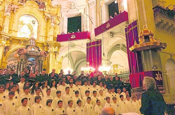 Esplendoroso concierto de las voces del Misteri en la Basílica