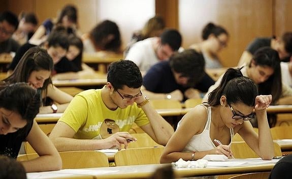 Las universitarias sufren más el paro y tienen peores contratos que los hombres