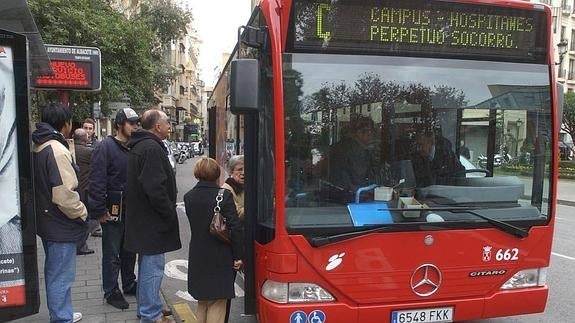 Subús Vectalia reparte 16.500 bolsitas de uvas entre los usuarios en Nochevieja