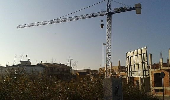 Una grúa abandonada durante diez años