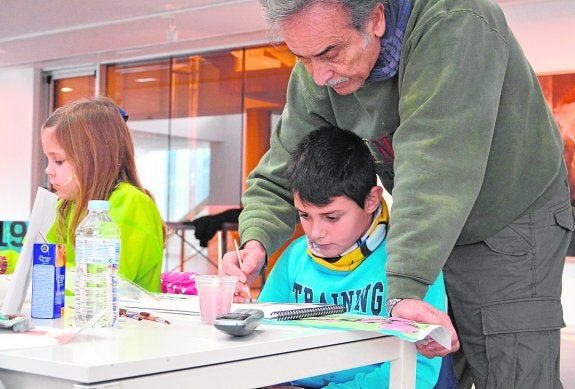 Pedro Cano enseña a pintar en Blanca