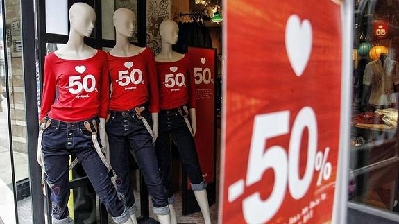 El 65% de los comerciantes de la Comunitat prevé un gasto medio de 90 euros en rebajas
