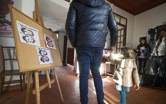 Las ganadoras del concurso 'Las abarcas desiertas' recogen sus premios en la casa del Poeta