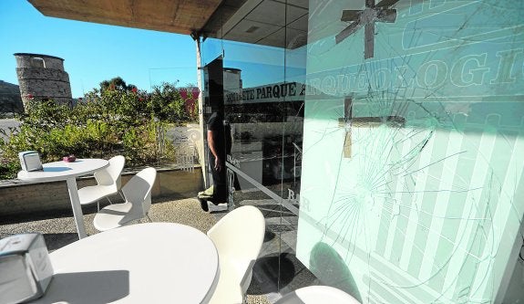 El botelleo causa destrozos y llena de residuos el cerro del Molinete desde hace semanas