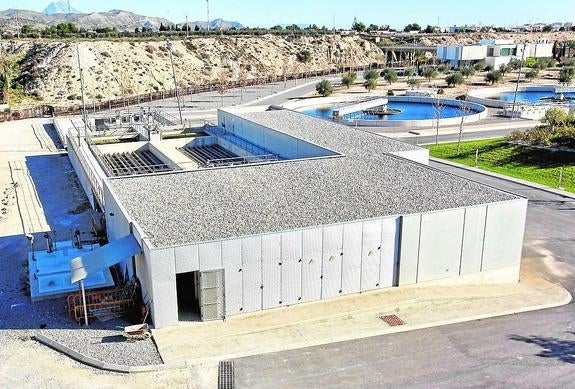 Dos heridos por una deflagración en la depuradora de Sant Joan