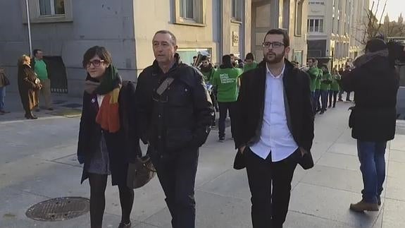 Una marcha mora acompaña a Compromís hasta el Congreso