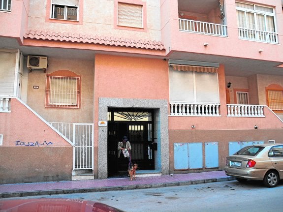 El anciano hallado muerto en su domicilio de Torrevieja falleció por una trombosis