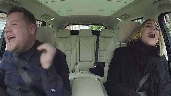 Adele canta sus temas a todo pulmón en el coche