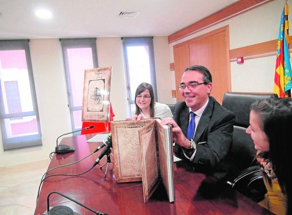 Un facsímil de la obra de Montesinos recupera el legado histórico municipal