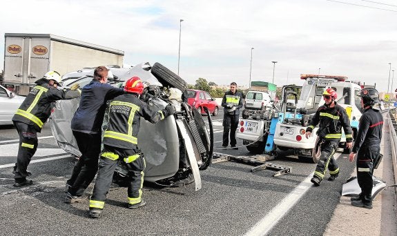 Un accidente provoca el vuelco de dos vehículos en la A-31 en Alicante