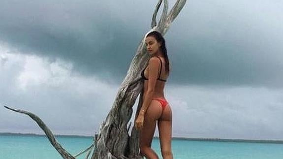 Irina Shayk vuelve a enseñar el trasero