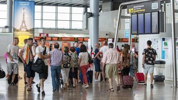 El aeropuerto de El Altet cierra 2015 con 3,75 millones de viajeros de 'low cost'