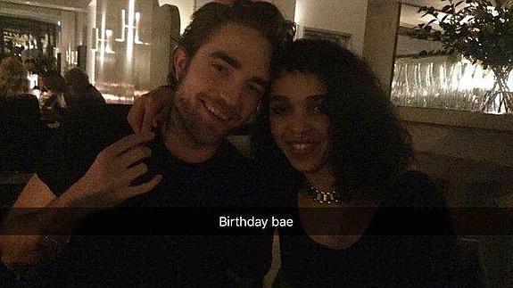 Robert Pattinson y Fka Twigs rompen su compromiso pero siguen siendo novios