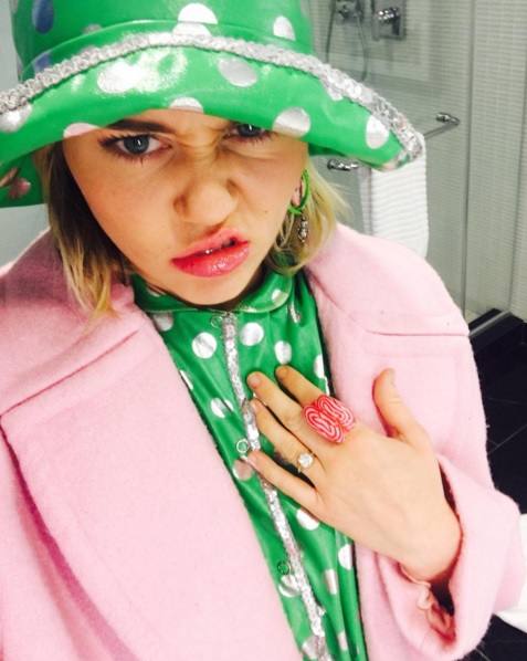Campanas de boda: Miley Cyrus luce de nuevo el anillo de compromiso