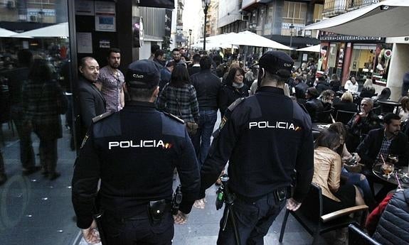 Los aparejadores mediarán entre vecinos y hosteleros en el conflicto del 'tardeo'