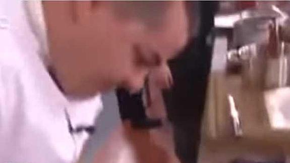 Pillan a un famoso chef haciendo una raya en un programa de televisión