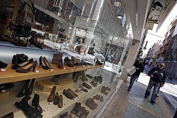 Los comerciantes proponen cerrar el centro al tráfico los sábados por la tarde