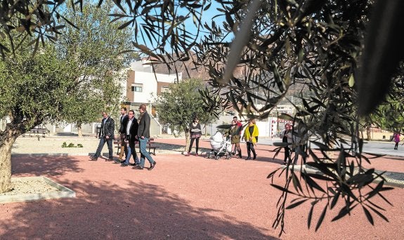 El PP acondiciona una zona verde con pista deportiva en la zona residencial