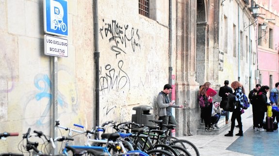 La presión policial acorrala a los grafiteros, pero no libra de pintadas la ciudad