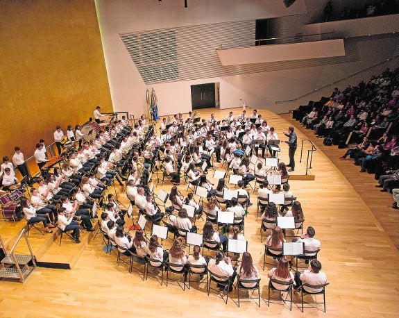 Éxito de la sección juvenil de las cuatro bandas de Alicante en su estreno oficial