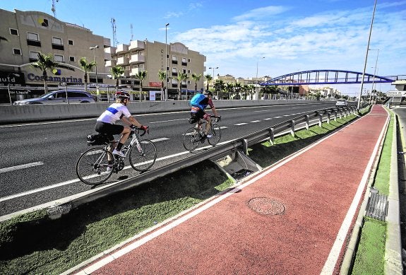 Matan a un hombre en su vivienda de Orihuela Costa tras maniatar a su novia