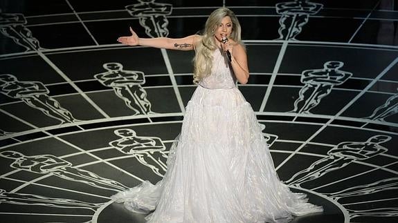 Lady Gaga cuenta la relación que tiene 'Till it happens to you' con su familia