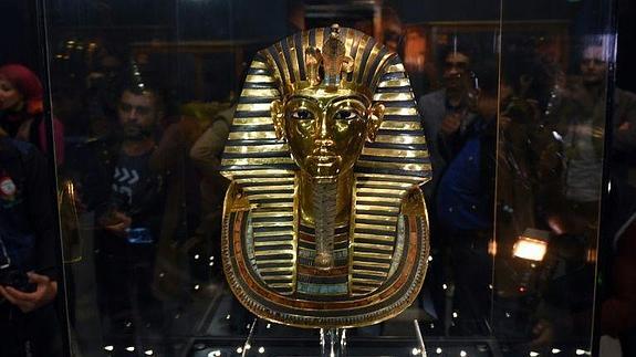 Rompen la máscara de Tutankamón y la arreglan con pegamento