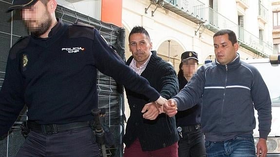 El acusado de intentar volar una gasolinera declara que solo quería llenar una botella